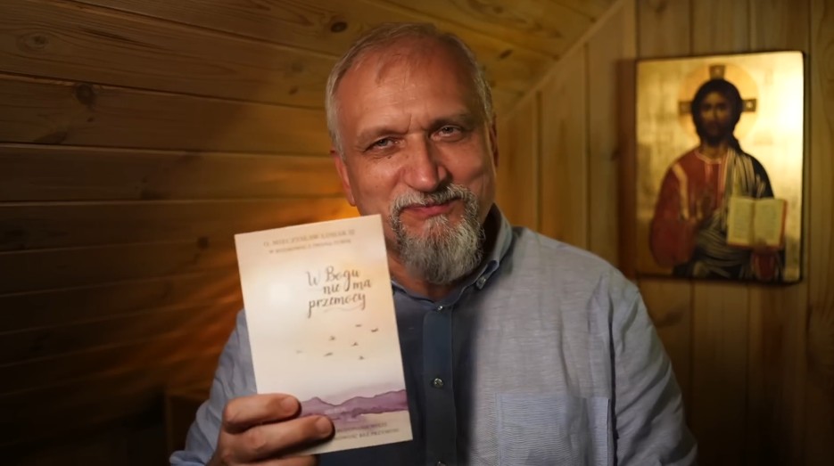 o. Mieczysław Łusiak SJ z książką